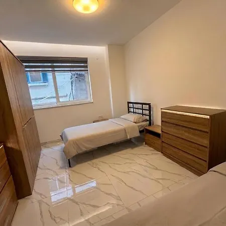 Bright & Spacious 4br * 斯利马