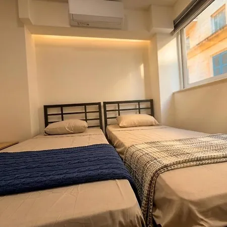 Bright & Spacious 4br 公寓 *