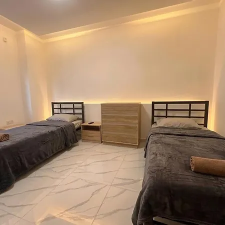 Bright & Spacious 4br 公寓 *